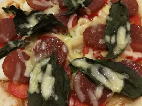 ケチャップ・バジル・サラミ・トマトの簡単ピザ